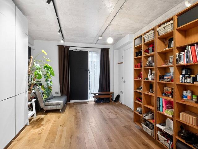 Apartment for rent in East Wick, Greater London
