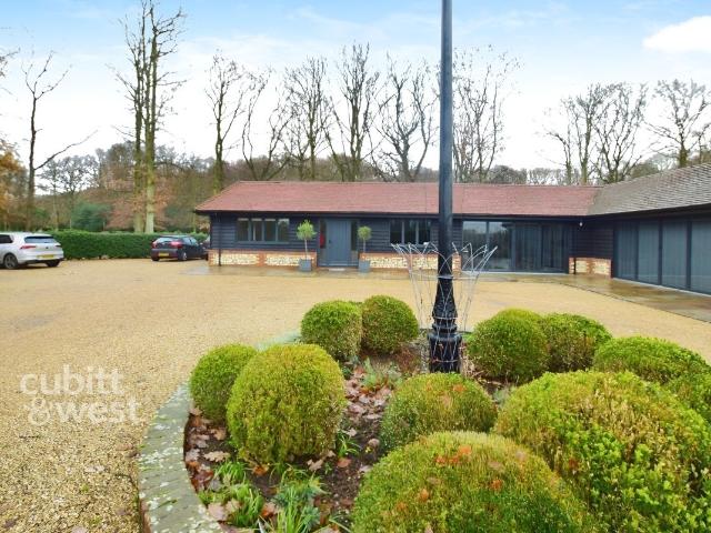 House for rent in Pachesham Park, Surrey