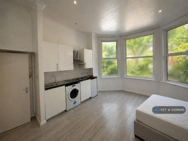 House for rent in Mapesbury, Greater London