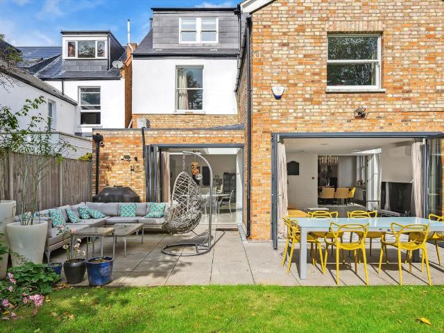House for rent in Mapesbury, Greater London