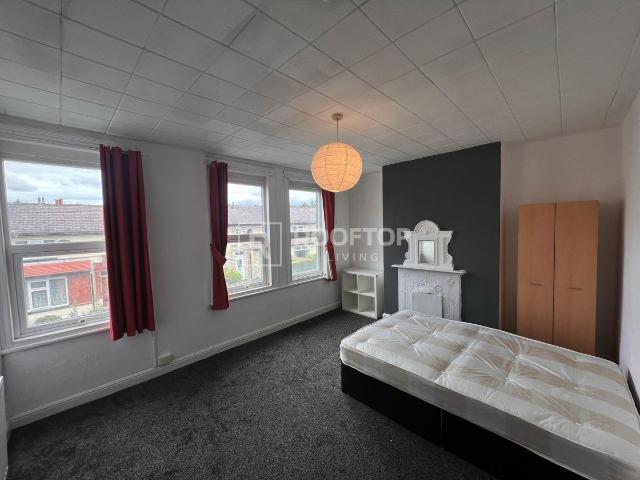 Room for rent in Hyde Park, West Yorkshire