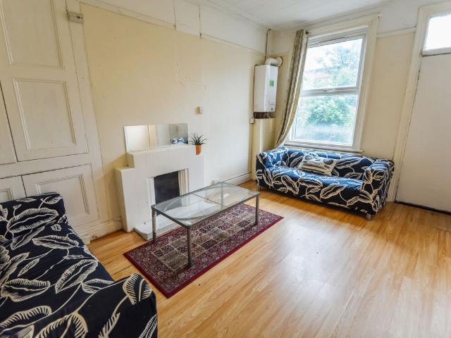 Room for rent in Hyde Park, West Yorkshire