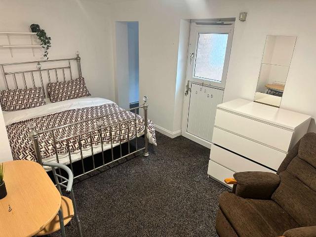 Studio for rent in Catherine Cross, Darlaston