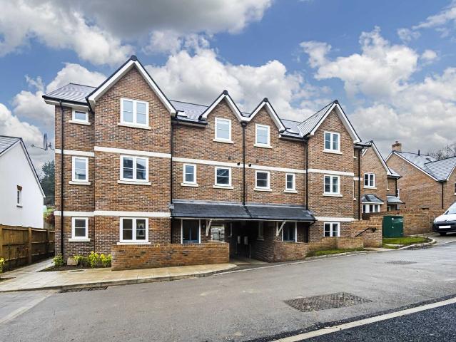 Apartment for rent in Hammerfield, Pouchen End