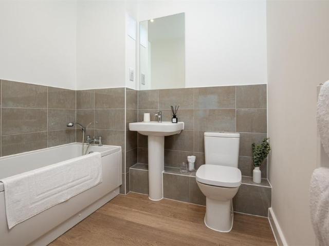 Apartment for rent in Ashley Park, Surrey