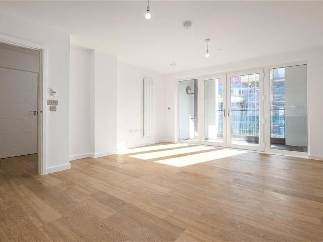 Apartment for rent in Ashley Park, Surrey