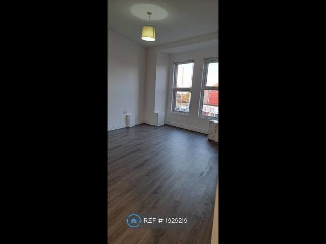 Studio for rent in Calderstones