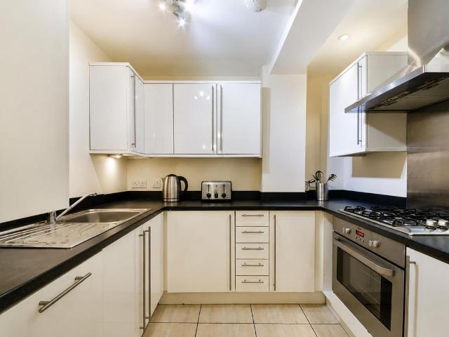 Apartment for rent in Blackhills, Surrey