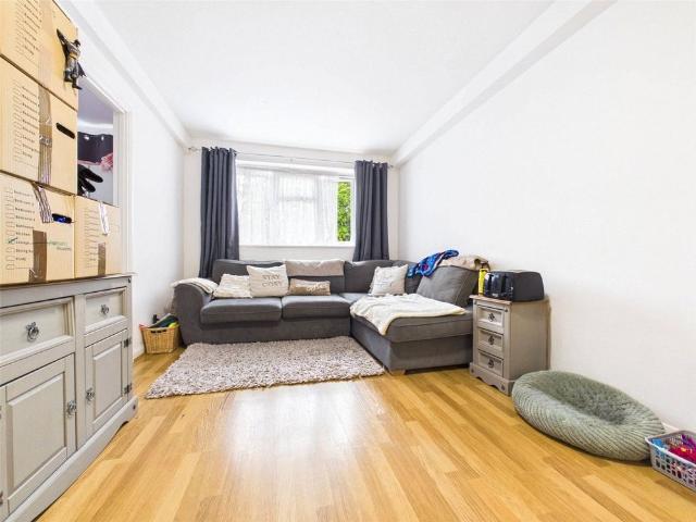 Apartment for rent in Blackhills, Surrey