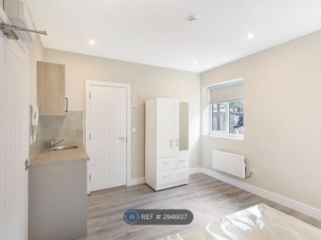 Studio for rent in Beddington, Greater London