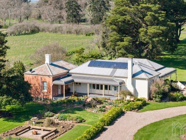 House for sale in Victoria