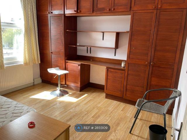 Room for rent in Newbury Park, Greater London
