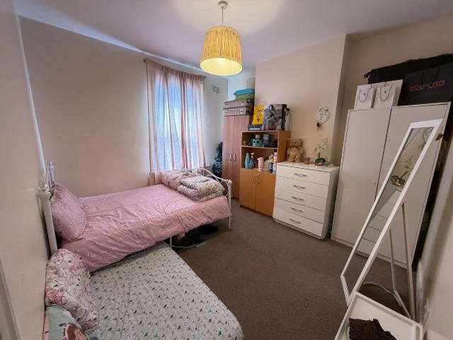 Room for rent in Newbury Park, Greater London