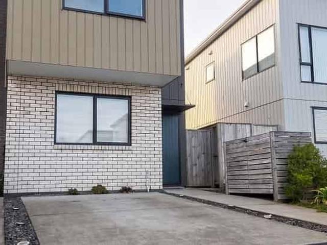 Townhouse for rent in Howick, Oroua County