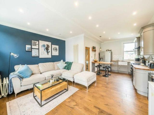 Apartment for rent in London Borough of Merton, Cat Hill