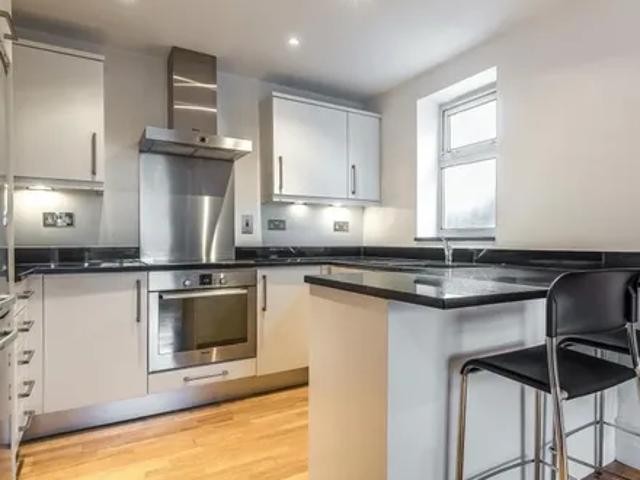 Apartment for rent in London Borough of Merton, Merton Park