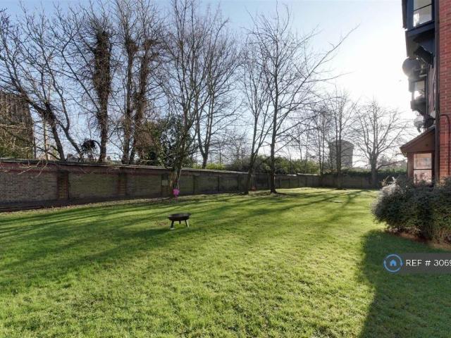 Apartment for rent in The Gardens, Greater London