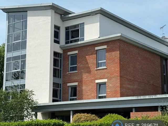 Apartment for rent in London Borough of Merton, Raynes Park