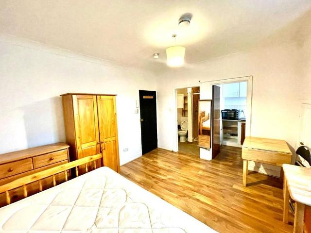 Studio for rent in London, Earl's Court
