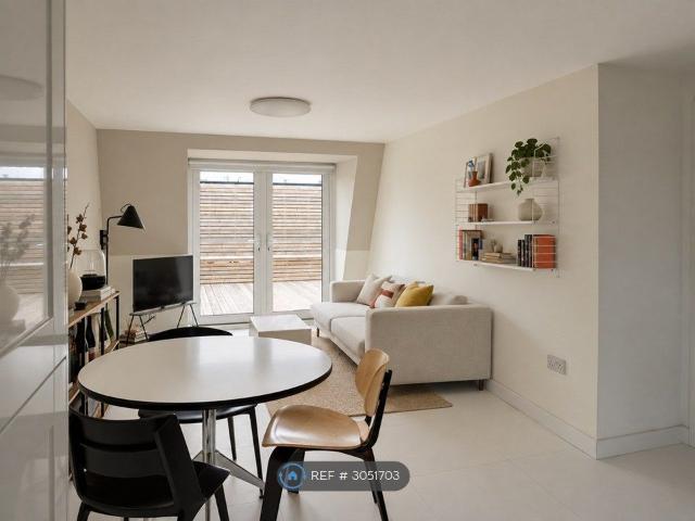Apartment for rent in Abbey End, Green Close