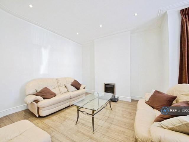 House for rent in New Southgate, Greater London