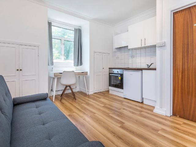 Studio for rent in Earl's Court, Greater London