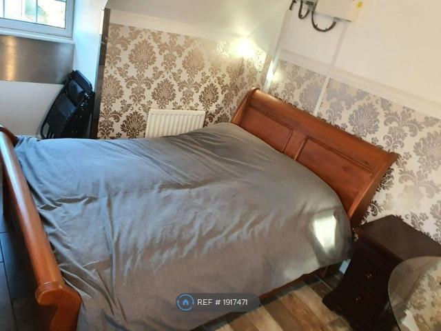 Studio for rent in Hawley, Monks Orchard
