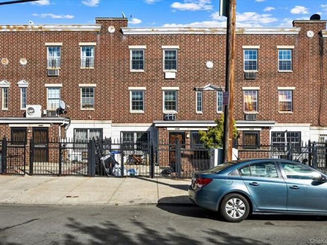 House for sale in The Bronx, Arverne
