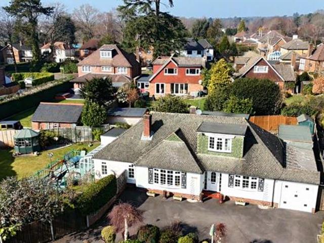 House for sale in Heol-las, Surrey