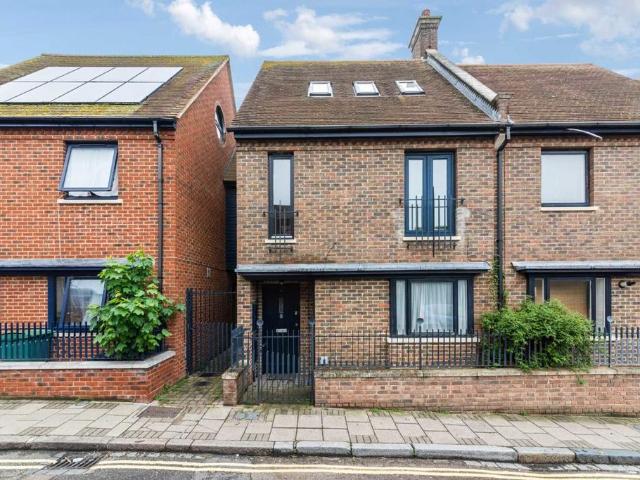 Apartment for rent in St Margarets, Greater London