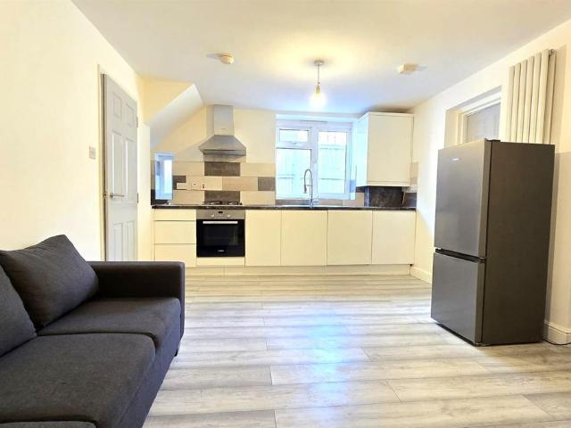 Apartment for rent in New Southgate, Greater London