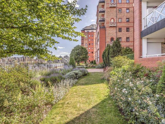 Apartment for rent in Sands End, Greater London