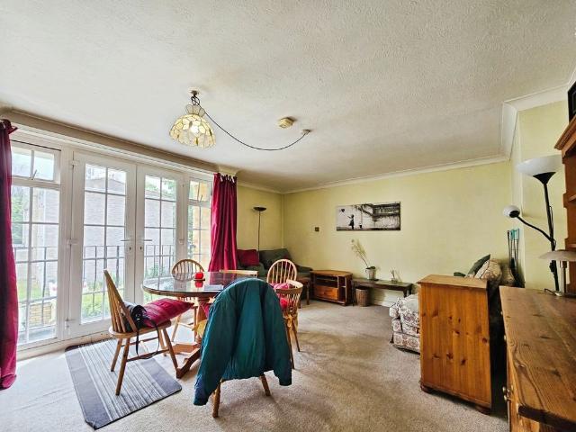 Apartment for rent in Birch Green, Lower Halliford