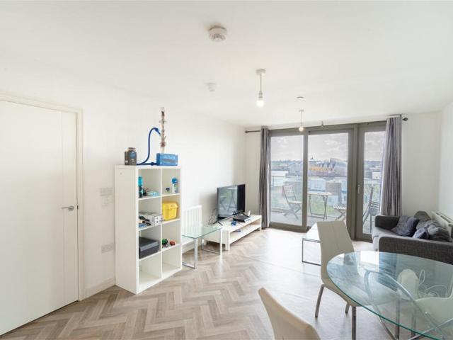 Apartment for rent in Waterside Park, Silvertown