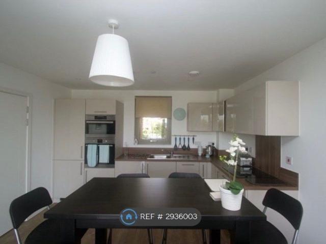 Apartment for rent in Waterside Park, Silvertown