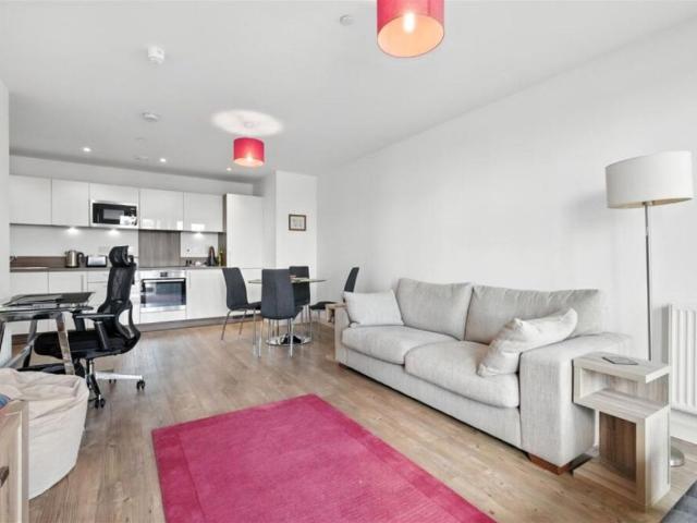 Apartment for rent in Waterside Park, Silvertown