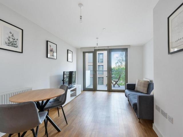 Apartment for rent in Waterside Park, Silvertown
