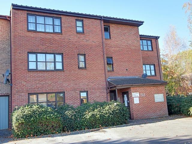 Apartment for rent in Cowley, Greater London