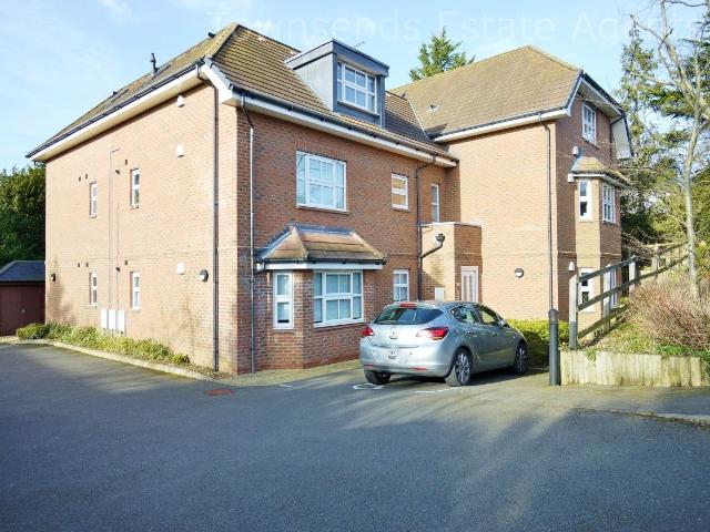 Apartment for rent in Northwood, Greater London