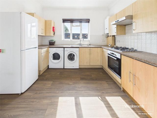 Apartment for rent in The Hale, Greater London
