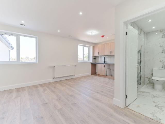 Studio for rent in Carshalton Beeches, Greater London