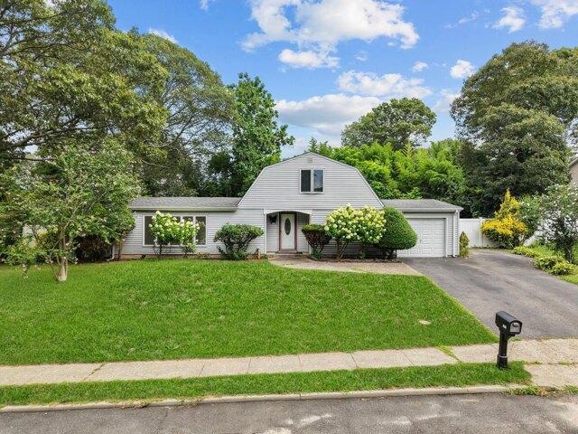 House for sale in Farmingville