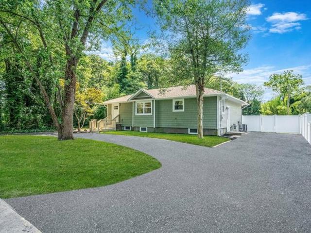 House for sale in Holtsville
