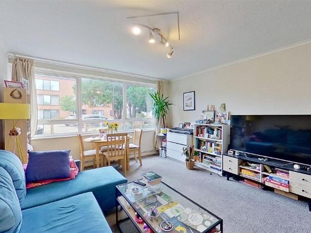 Apartment for rent in Summerstown, Greater London