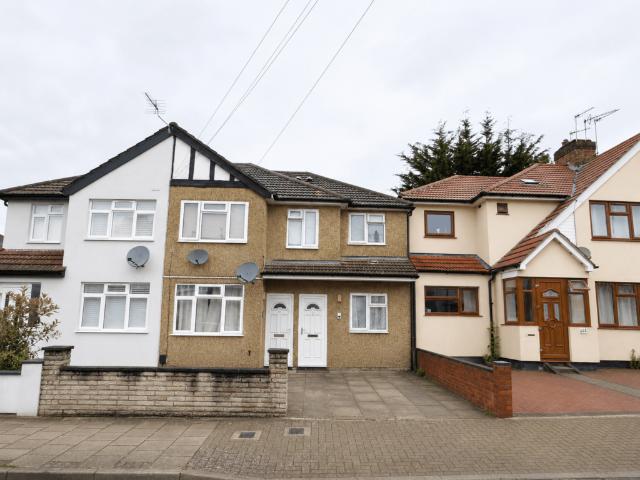 Apartment for rent in Harrow Weald, Greater London