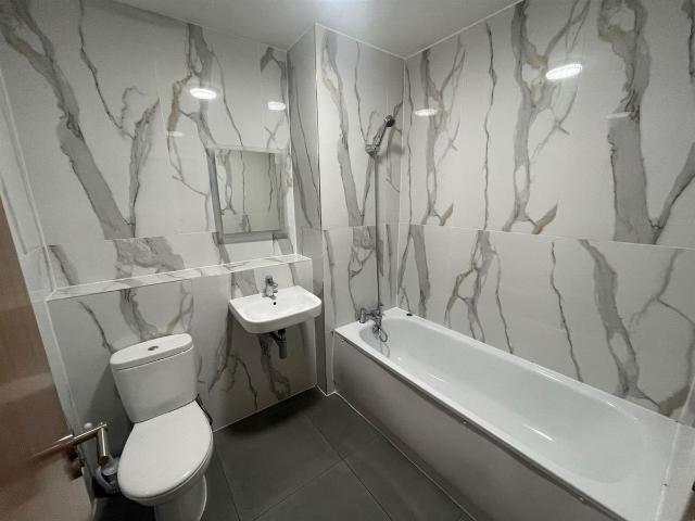 Apartment for rent in London Borough of Merton, Collier's Wood