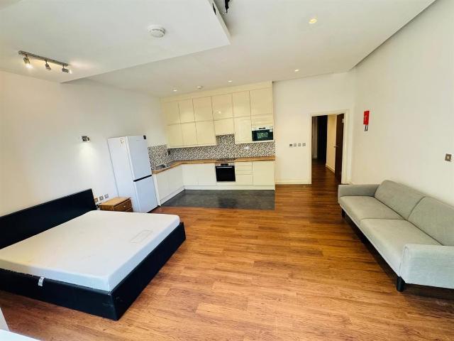 Studio for rent in London Borough of Merton, Collier's Wood