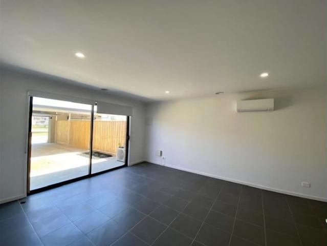 Townhouse for rent in Wynbrook, Melbourne