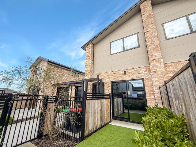 Townhouse for rent in Chaslands, Canterbury