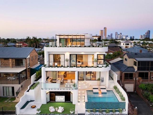 House for sale in Mermaid Waters, Gold Coast City